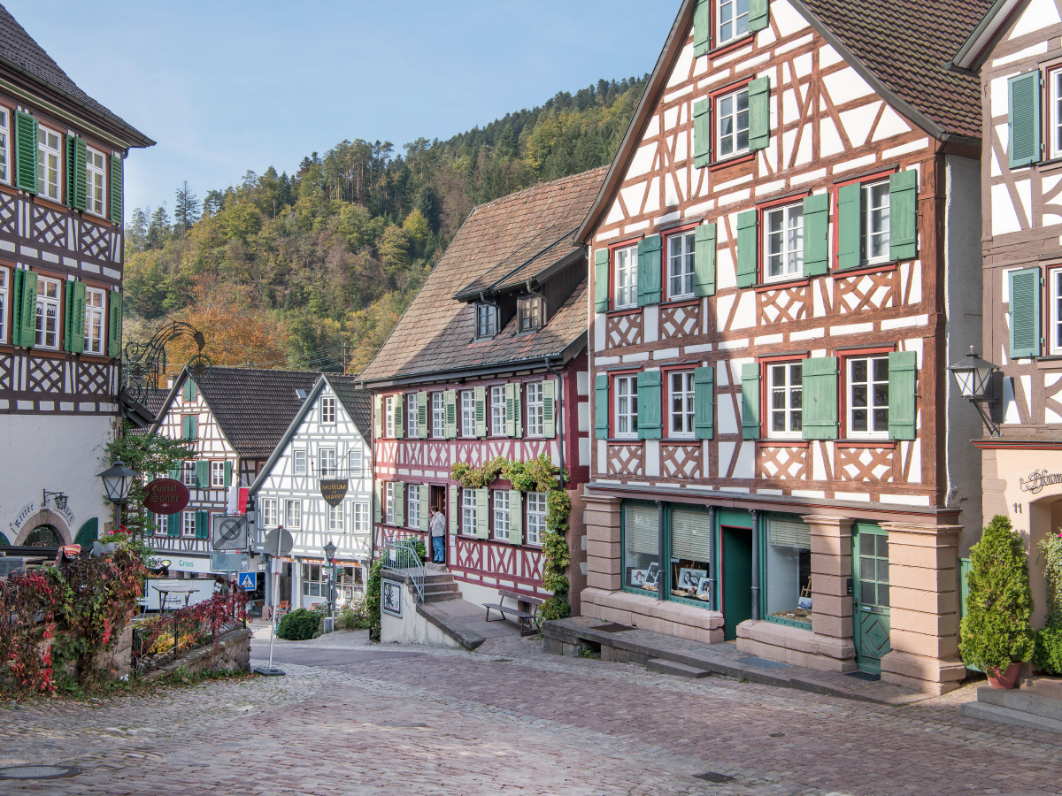 Marktplatz mit Fachwerkensemple. Links befindet sich der Gasthof Sonne