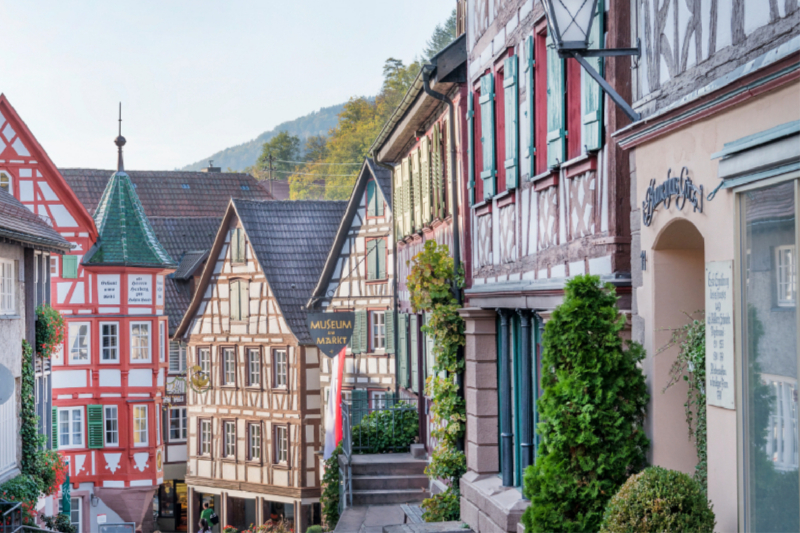 Blick von der Schenkenzeller Straße zum Restaurant Adler in der Hauptstraße