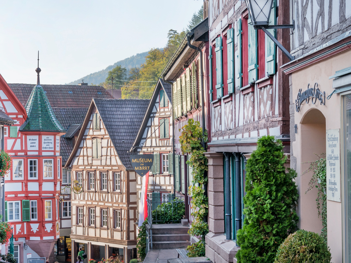 Blick von der Schenkenzeller Straße zum Restaurant Adler in der Hauptstraße