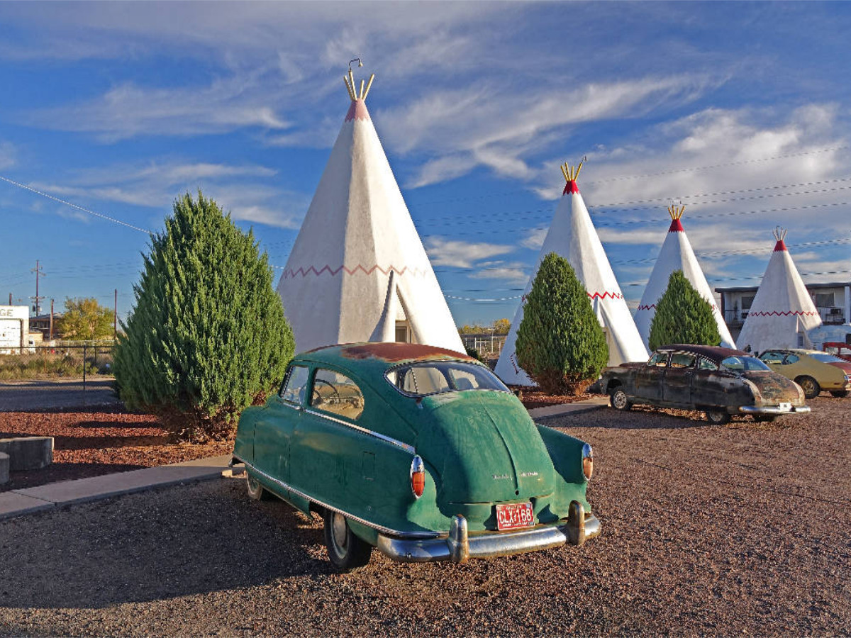 Amerika Route 66 Oldtimer und Wigwam Motiv in Holbrook Arizona, USA