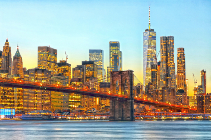 Brooklyn Bridge, East River und Skyline von Downtown Manhattan