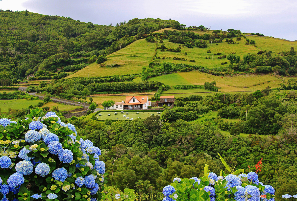 Calvendo Leinwand — Wohnhaus in Fazenda de Santa Cruz auf der AzorenInsel Flores