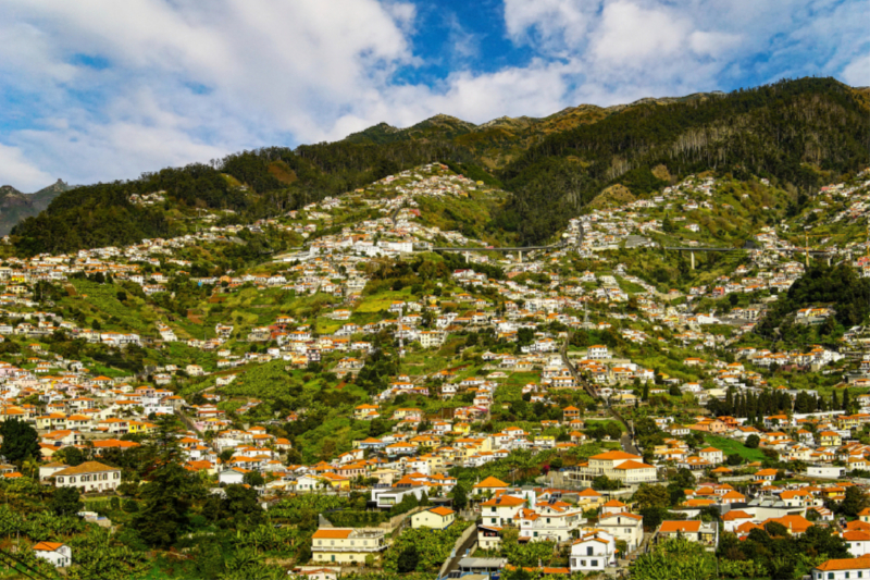 Blick vom Santo Antônio auf die Hänge von Funchal