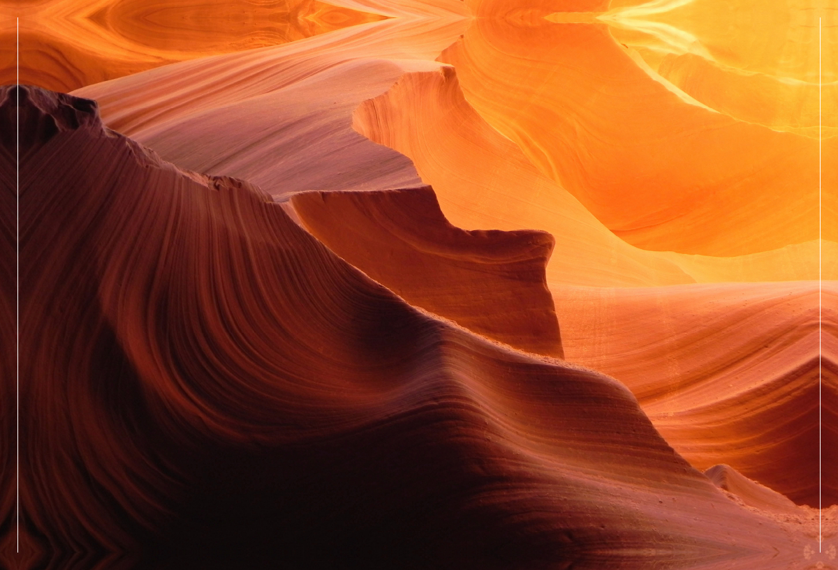 Spektakuläre Licht- und Schattenspiele auf den farbenprächtigen Felswänden im Antelope Canyon in Arizona, USA