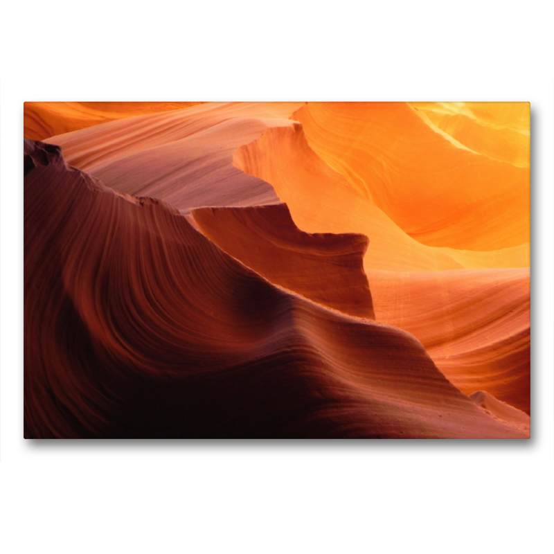 Spektakuläre Licht- und Schattenspiele auf den farbenprächtigen Felswänden im Antelope Canyon in Arizona, USA