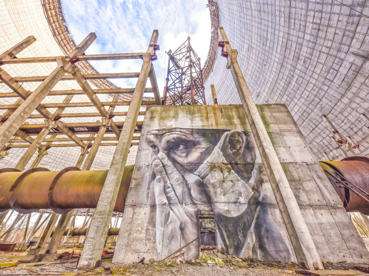 Das sehr bewegende Graffiti im unfertigen Kühlturm