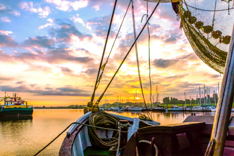 Blick durch ein Boot zum Sonnenaufgang