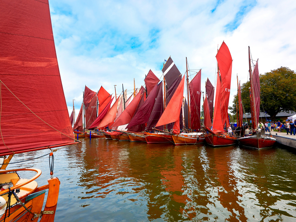 Hafen von Bodstedt zur Zeesboot-Regatta