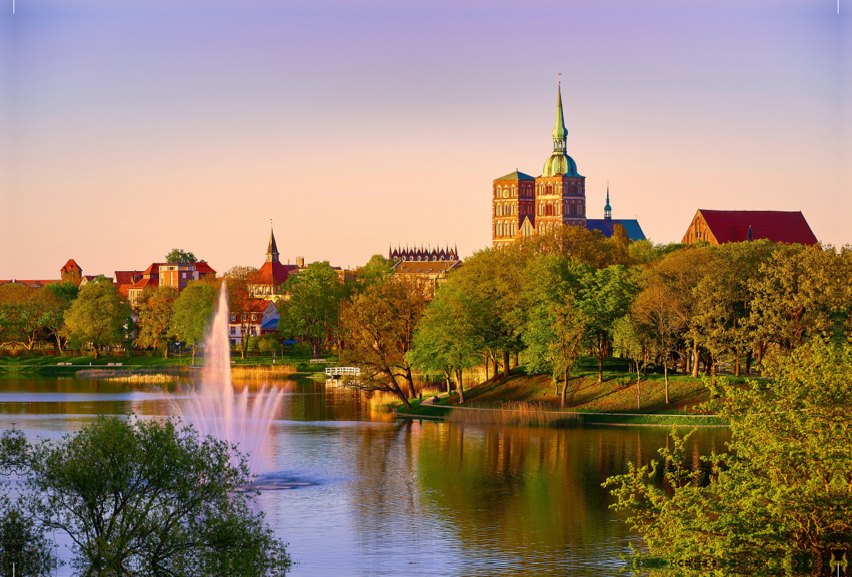 Blick auf die Hansestadt Stralsund mit der Nikolaikirche und dem Rathausgiebel