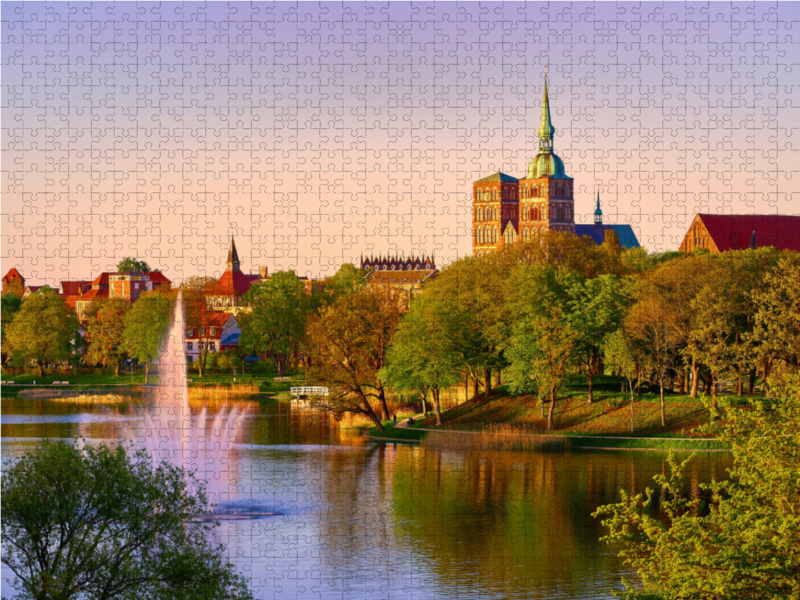 Blick auf die Hansestadt Stralsund mit der Nikolaikirche und dem Rathausgiebel