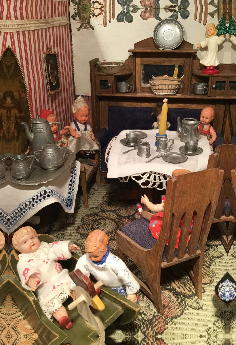 Kinderspiel im Esszimmer