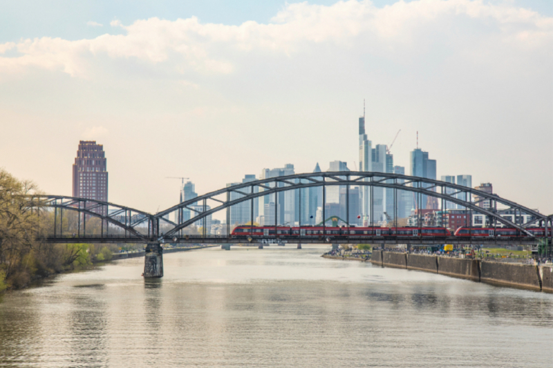 Die Deutschherrnbrücke vor der Frankfurter Skyline