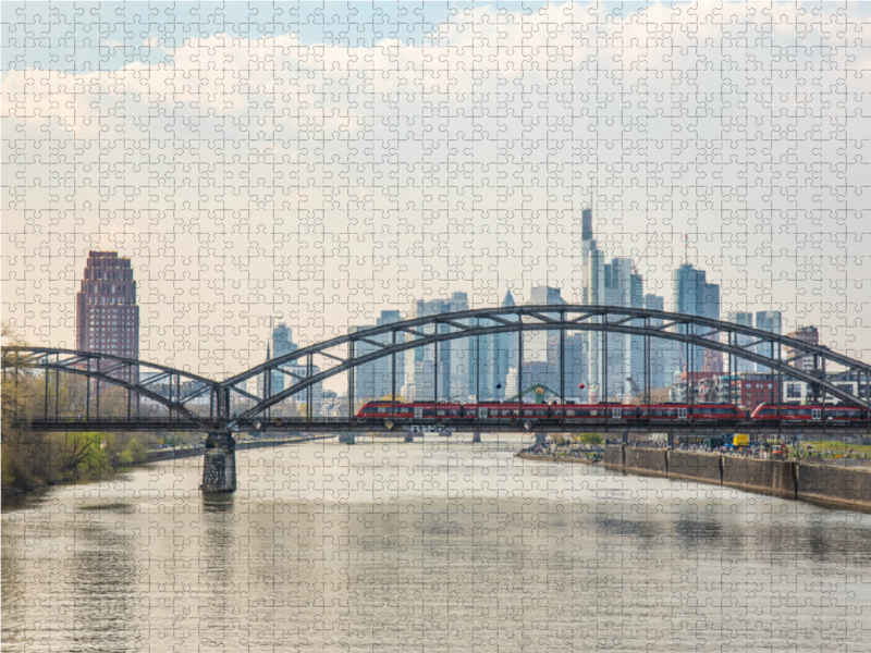 Die Deutschherrnbrücke vor der Frankfurter Skyline