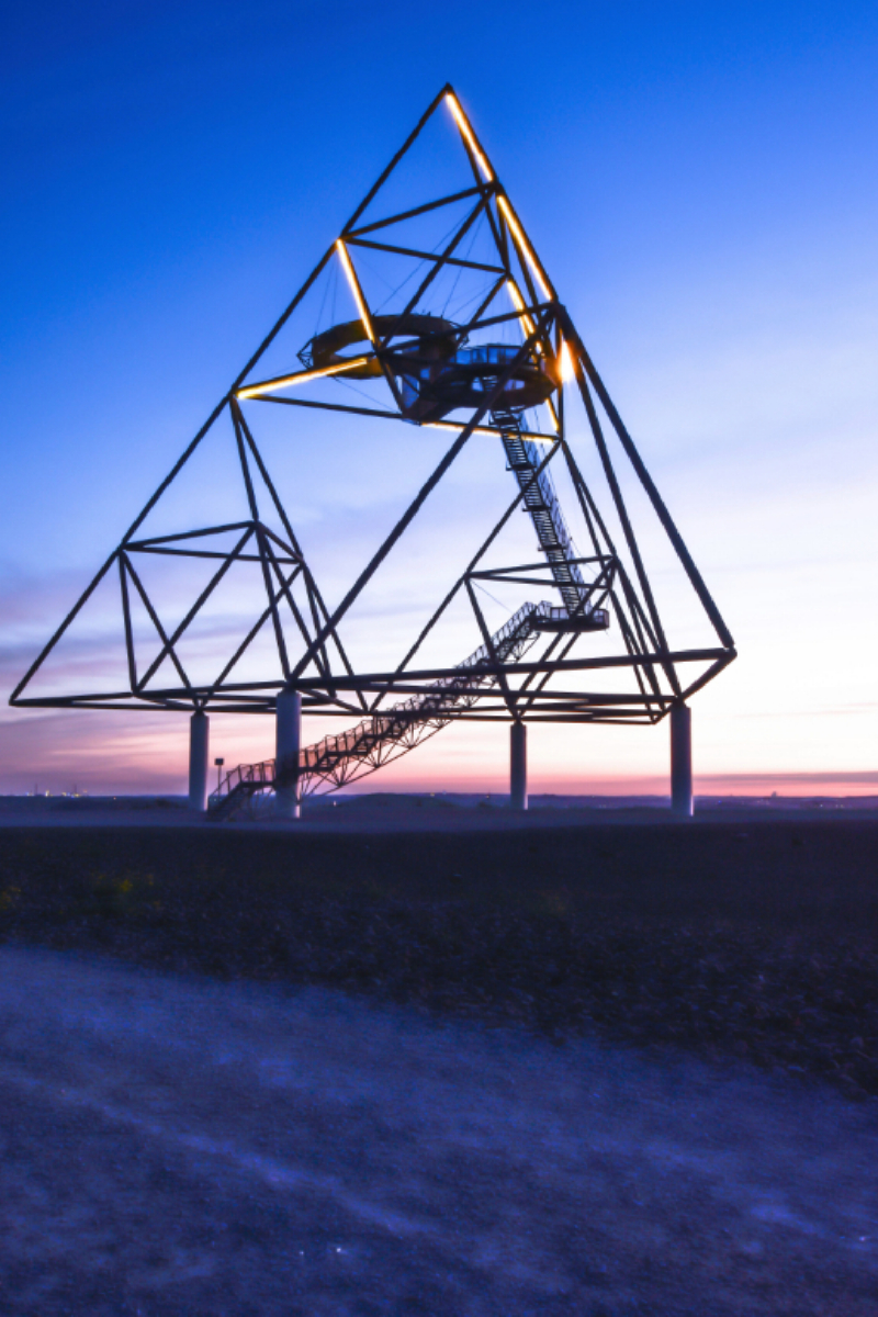 Das Haldenereignis Emscher Blick zur blauen Stunde, Tetraeder – Bottrop