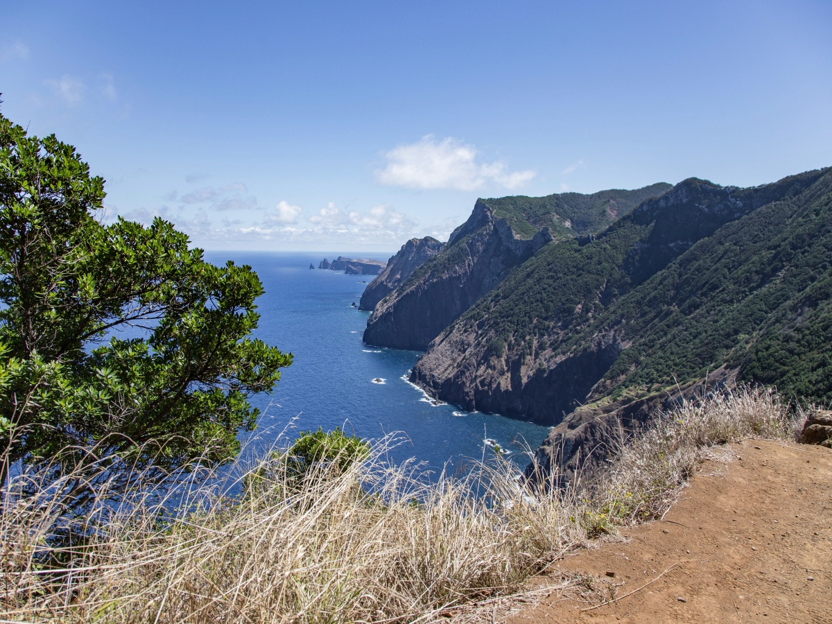 Blick vom Steilküstenpfad am Boca do Risco auf Madeira