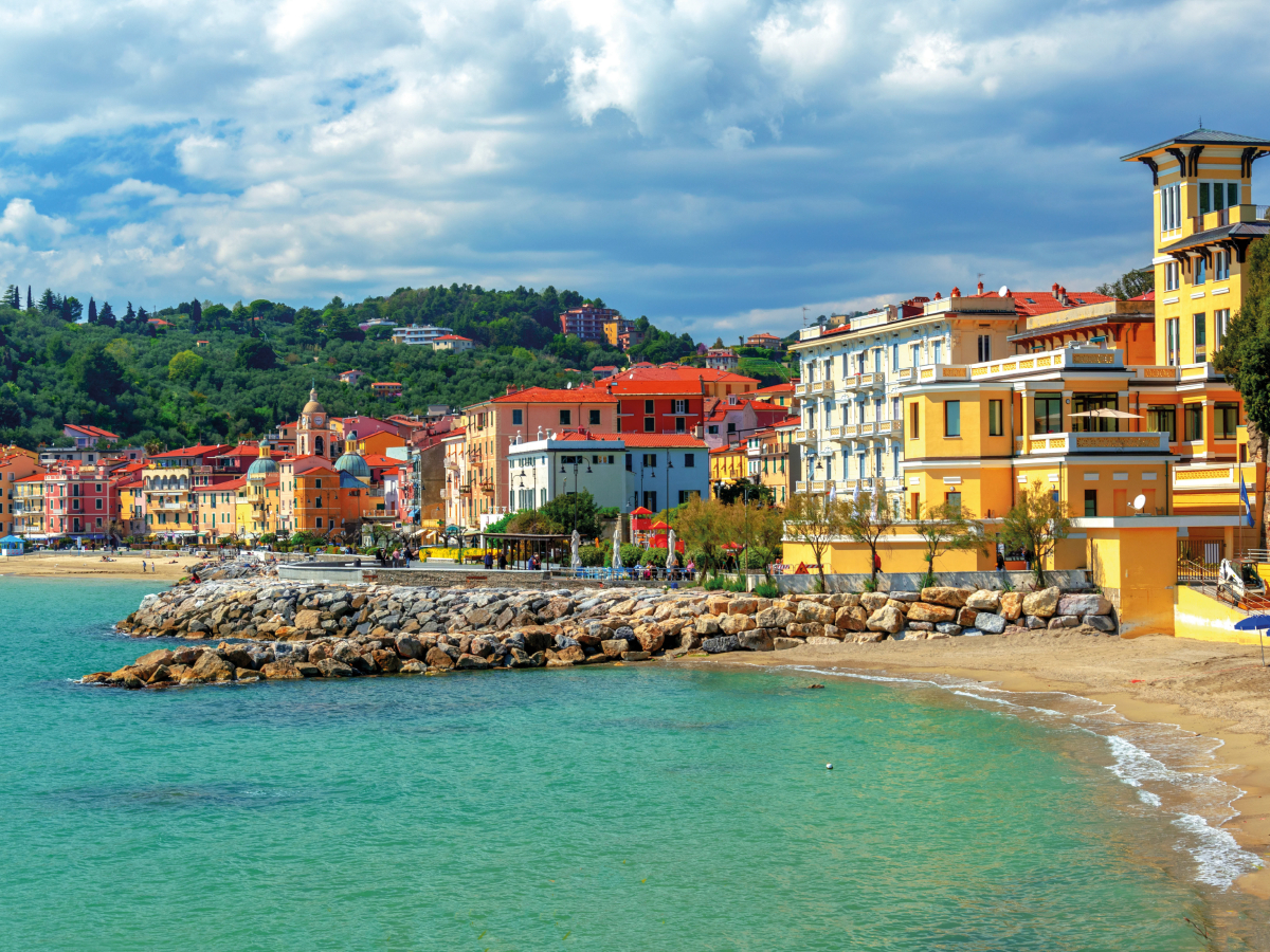 Der lange Sandstrand in San Terenzo