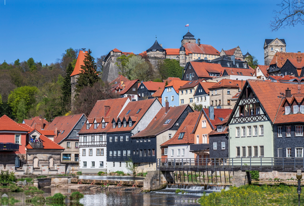 Blick auf die Festung Rosenberg vom Ufer der Haßlach