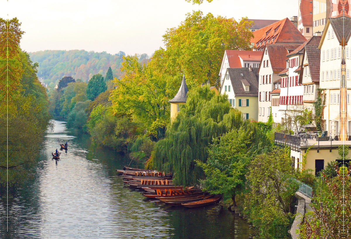 Tübinger Neckarfront mit Stocherkähnen im Herbst