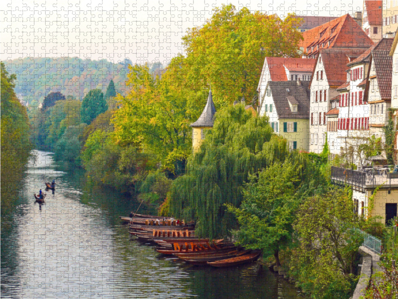 Tübinger Neckarfront mit Stocherkähnen im Herbst