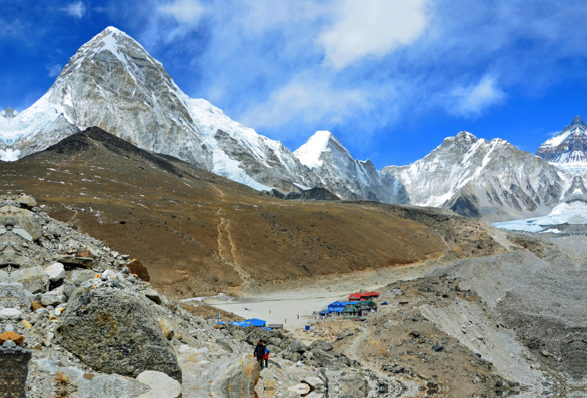 Blick auf Gorak Shep (5170 m) mit Kala Pattar (5545 m) und Pumori (7161 m)