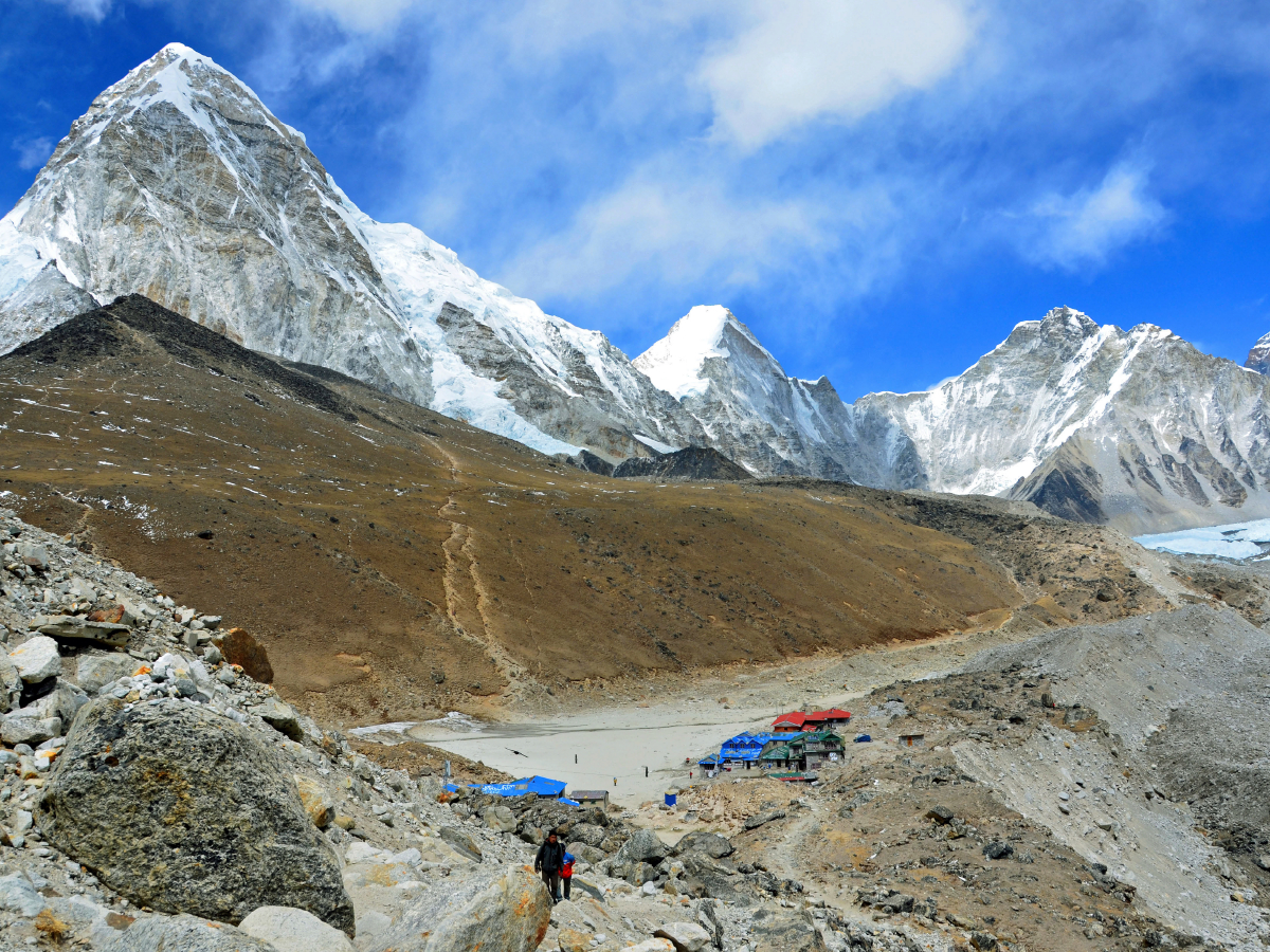 Blick auf Gorak Shep (5170 m) mit Kala Pattar (5545 m) und Pumori (7161 m)