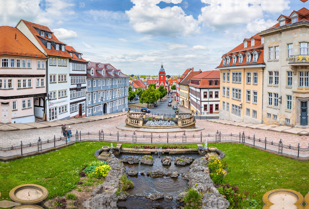 Wasserkunst Brunnen mit Sicht auf Rathaus