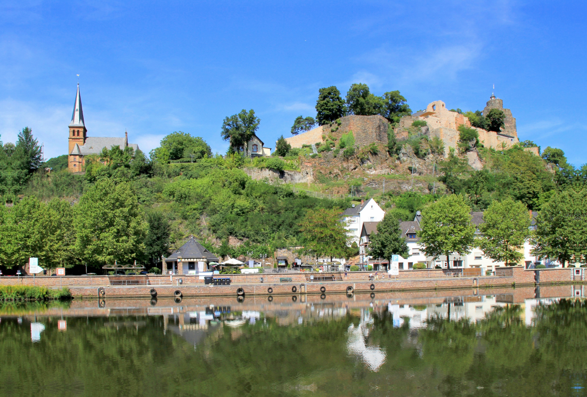 Blick auf die Kirche und Burgruine von Saarburg