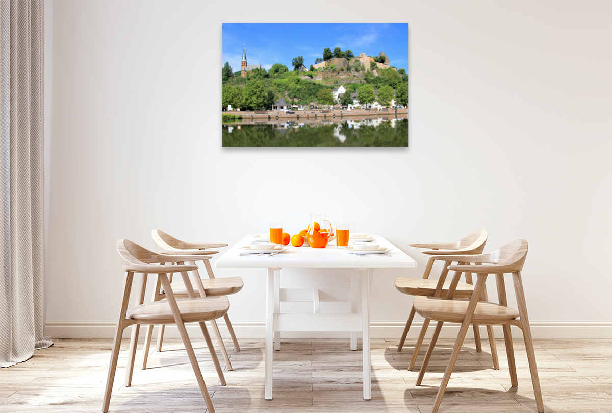 Blick auf die Kirche und Burgruine von Saarburg