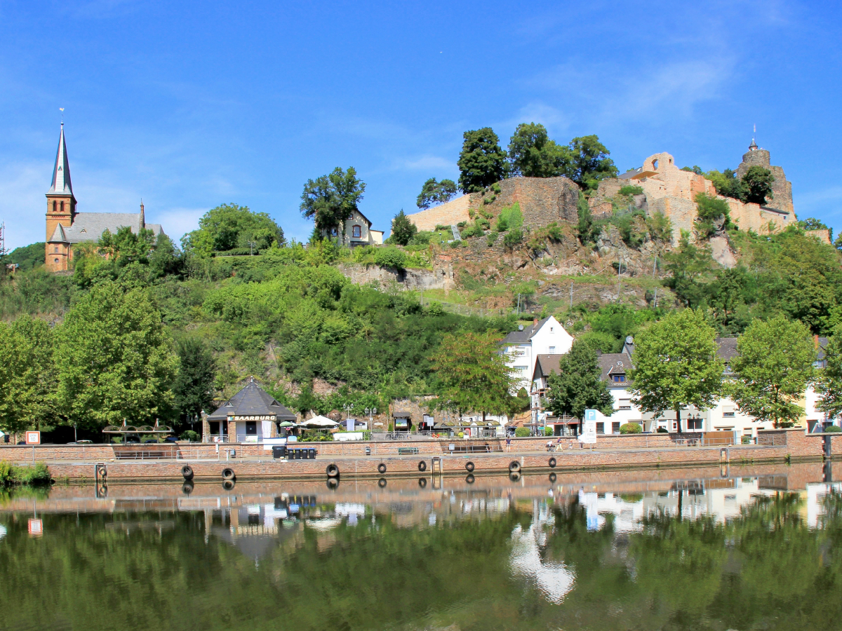 Blick auf die Kirche und Burgruine von Saarburg