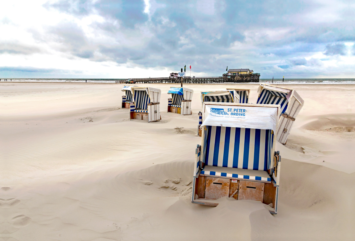 Strandkörbe im Wind