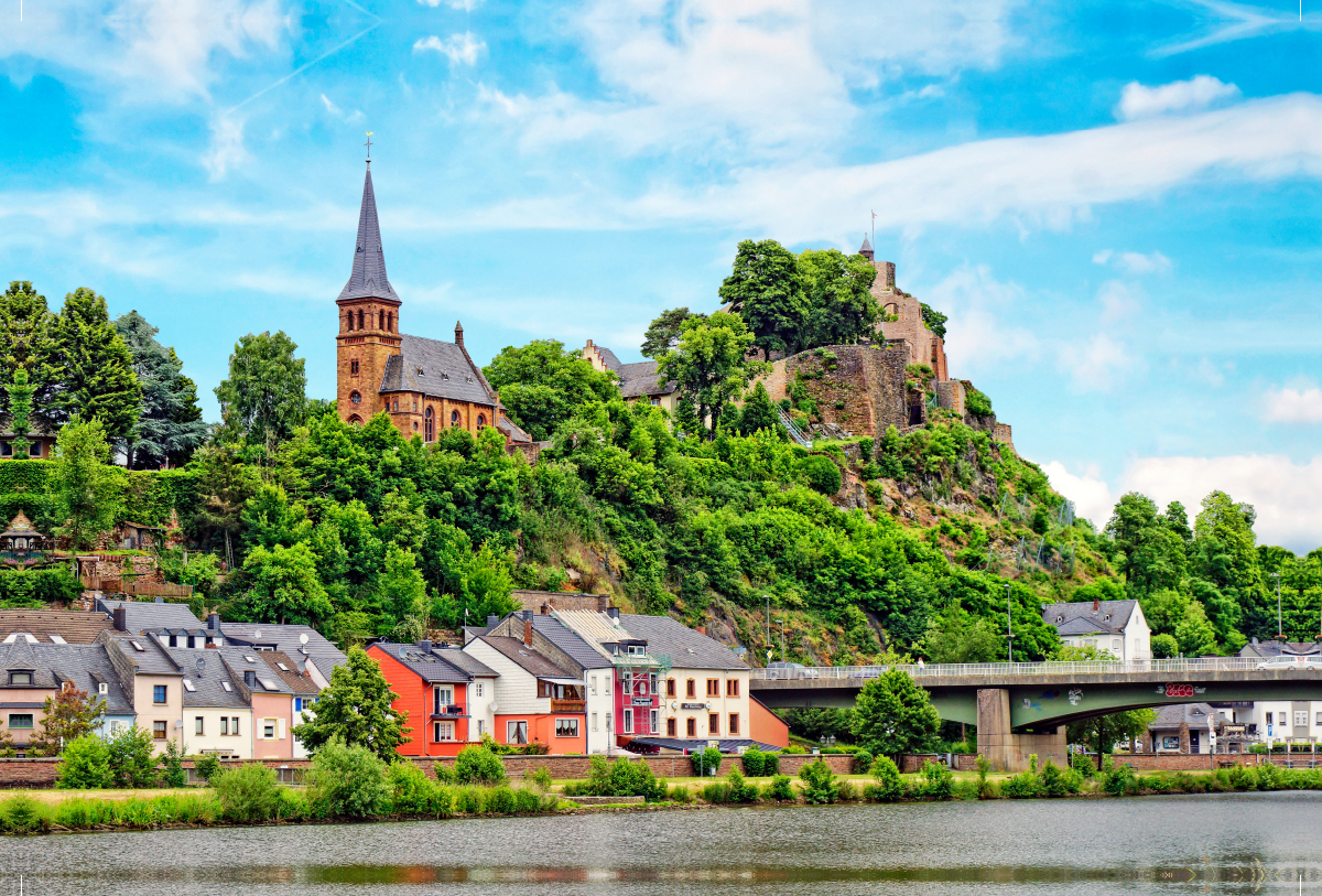 Saarburg. evangelische Kirche und Burganlage über der Saar