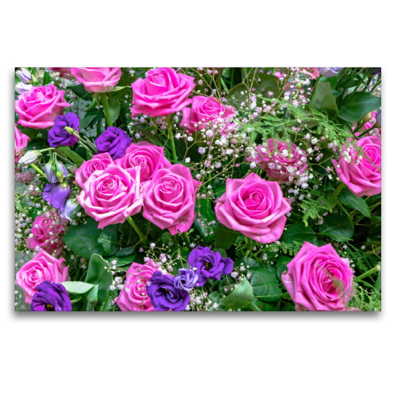 Strauß mit rosa farbenen und blauen Rosen mit Schleierkraut