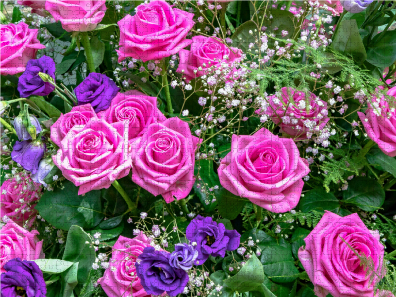 Strauß mit rosa farbenen und blauen Rosen mit Schleierkraut