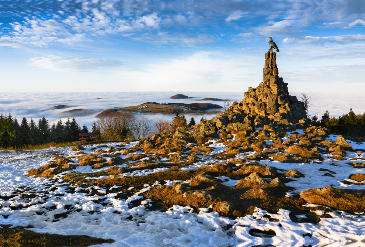 Das Fliegerdenkmal auf der Wasserkuppe mit der Kuppenrhön im Hochnebel / Fotograf Manfred Hempe