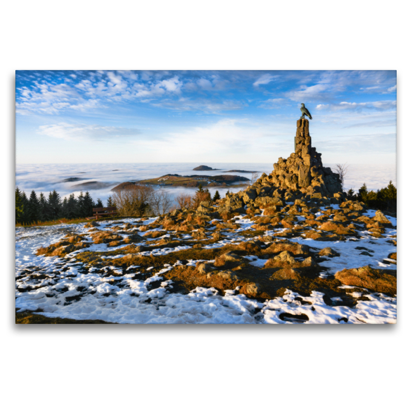 Das Fliegerdenkmal auf der Wasserkuppe mit der Kuppenrhön im Hochnebel / Fotograf Manfred Hempe