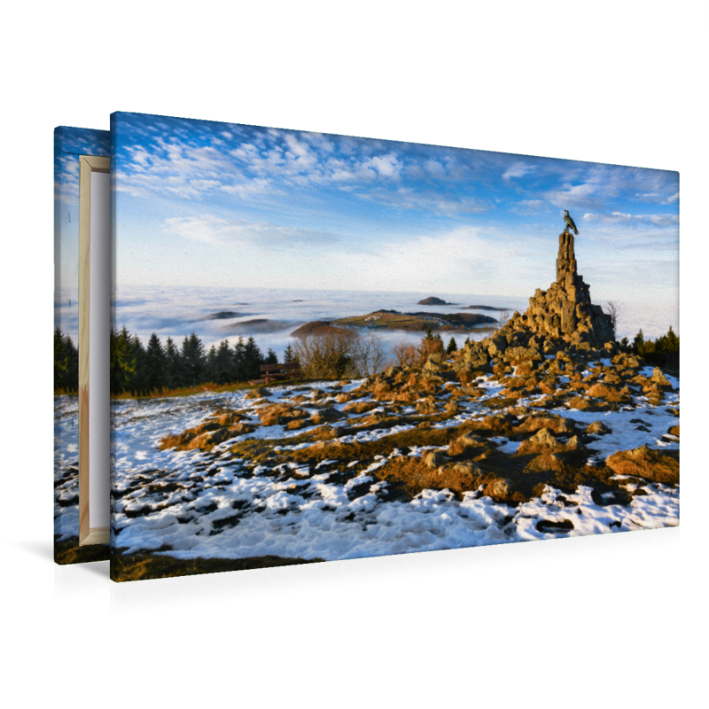 Das Fliegerdenkmal auf der Wasserkuppe mit der Kuppenrhön im Hochnebel / Fotograf Manfred Hempe