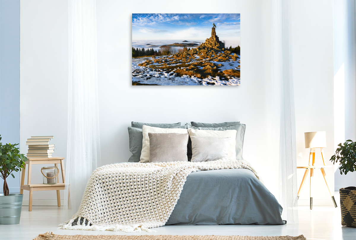 Das Fliegerdenkmal auf der Wasserkuppe mit der Kuppenrhön im Hochnebel / Fotograf Manfred Hempe