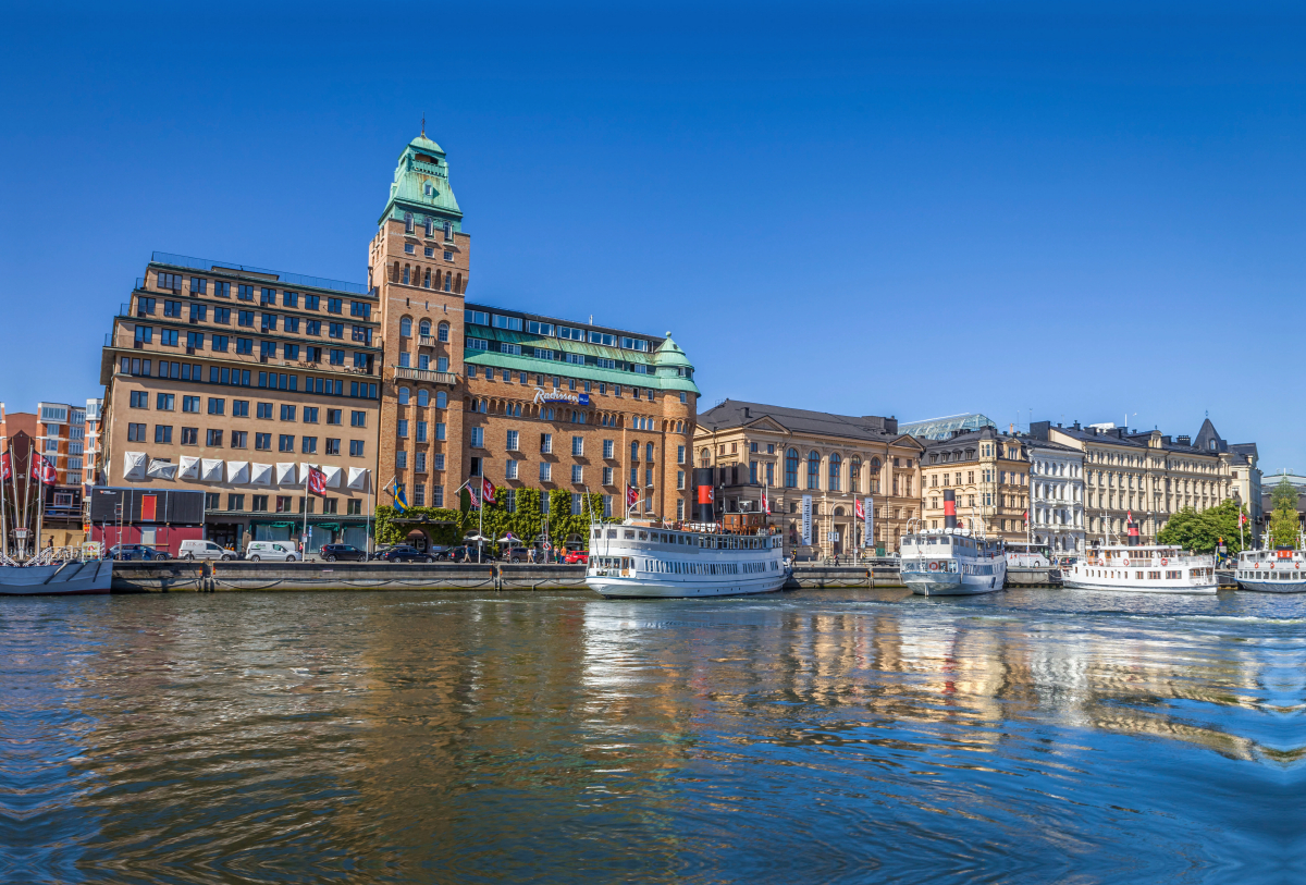 Hafen von Stockholm mit historischem Hotel und Fährschiffen