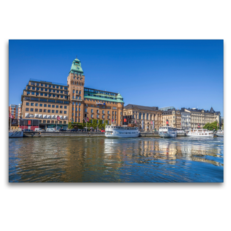 Hafen von Stockholm mit historischem Hotel und Fährschiffen