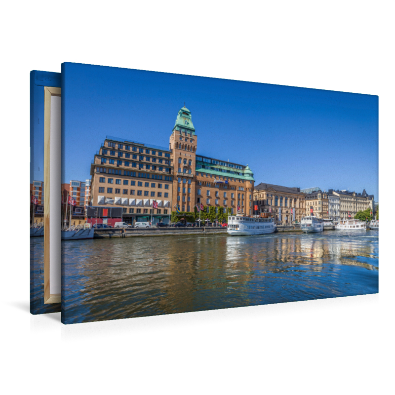 Hafen von Stockholm mit historischem Hotel und Fährschiffen