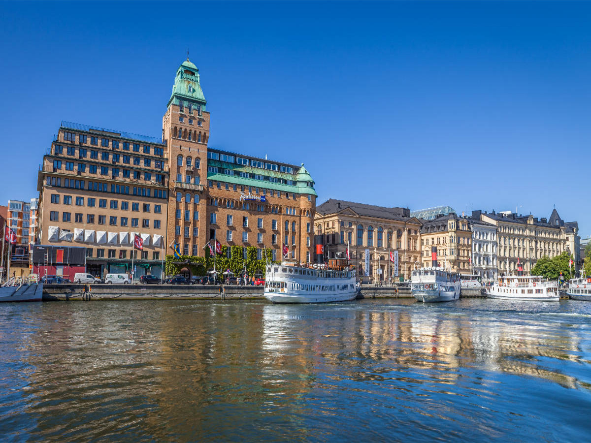 Hafen von Stockholm mit historischem Hotel und Fährschiffen