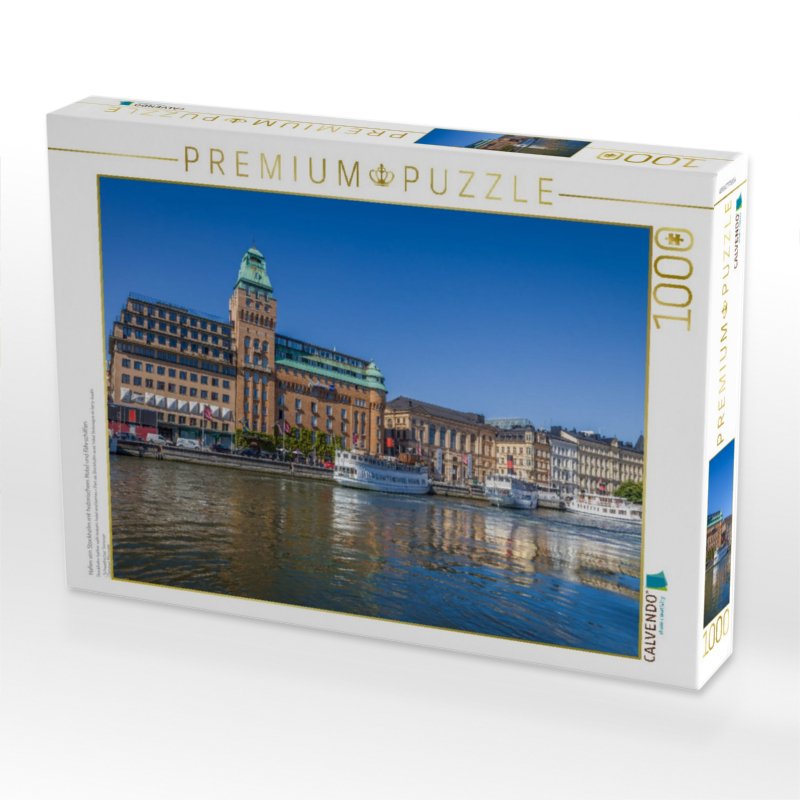 Hafen von Stockholm mit historischem Hotel und Fährschiffen