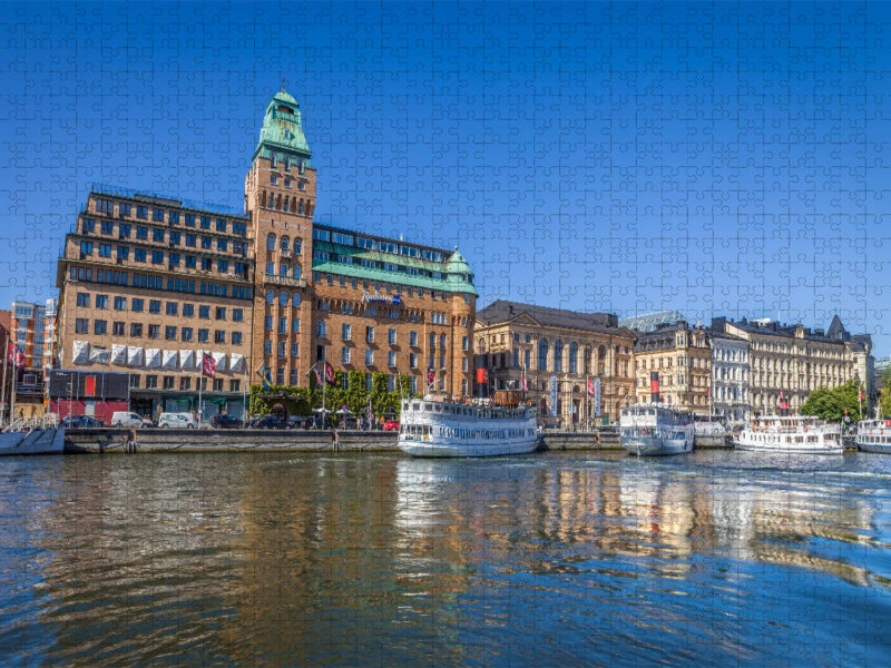 Hafen von Stockholm mit historischem Hotel und Fährschiffen