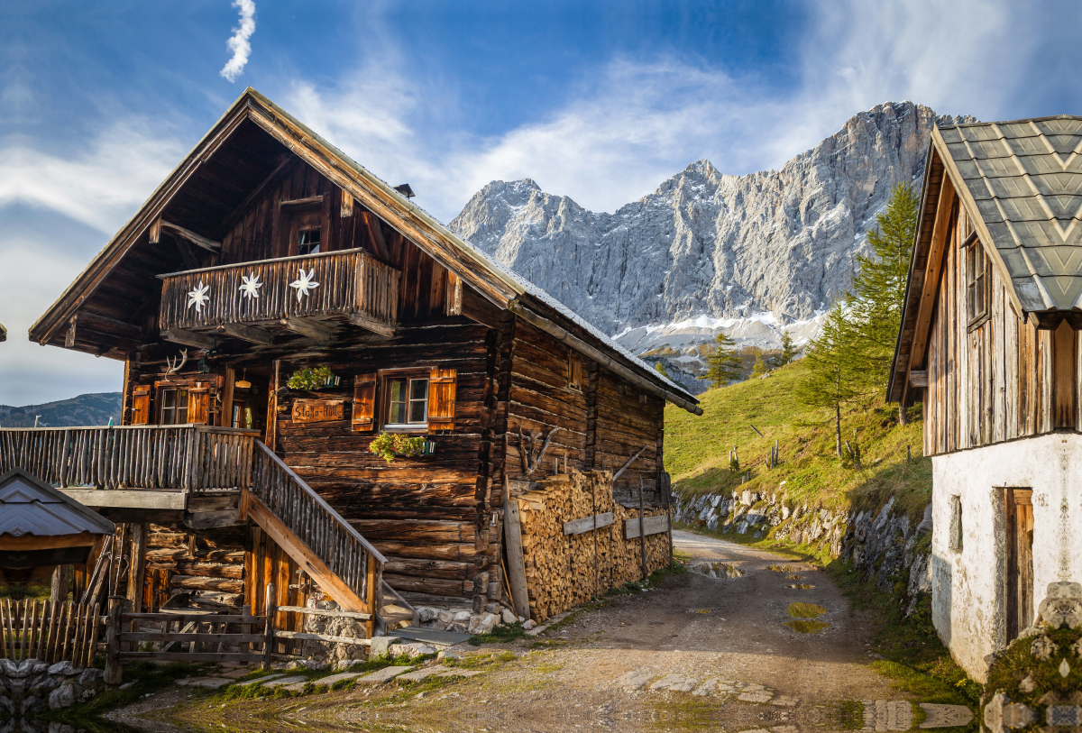 Alte Hütte auf der Neustattalm (1.530 m) vor der Dachstein-Südwand