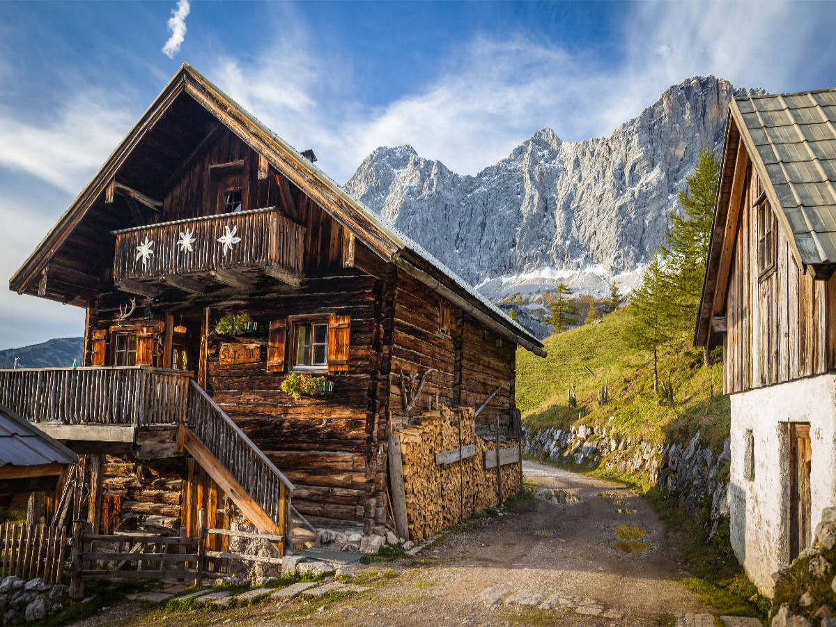 Alte Hütte auf der Neustattalm (1.530 m) vor der Dachstein-Südwand
