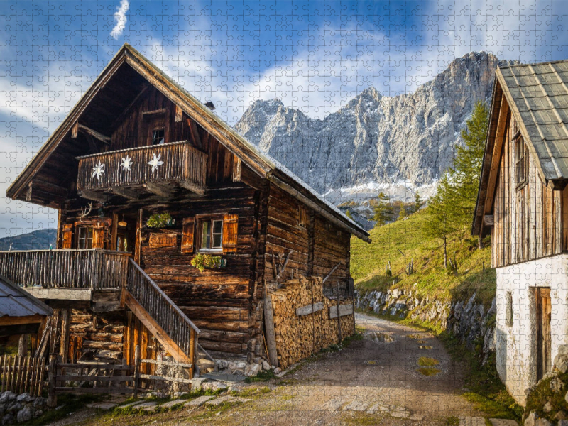 Alte Hütte auf der Neustattalm (1.530 m) vor der Dachstein-Südwand