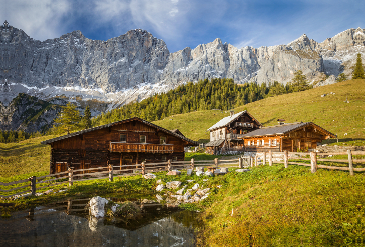 Neustattalm (1.530 m) vor der Dachstein-Südwand