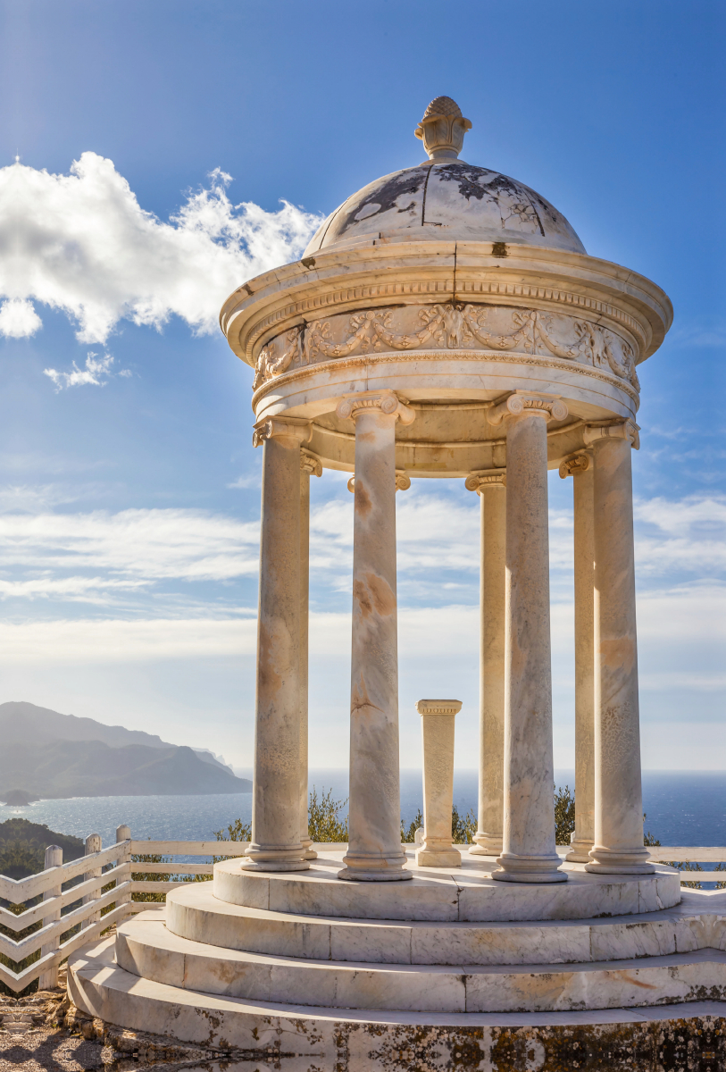 Tempel im Garten Son Marroig bei Deià, Mallorca