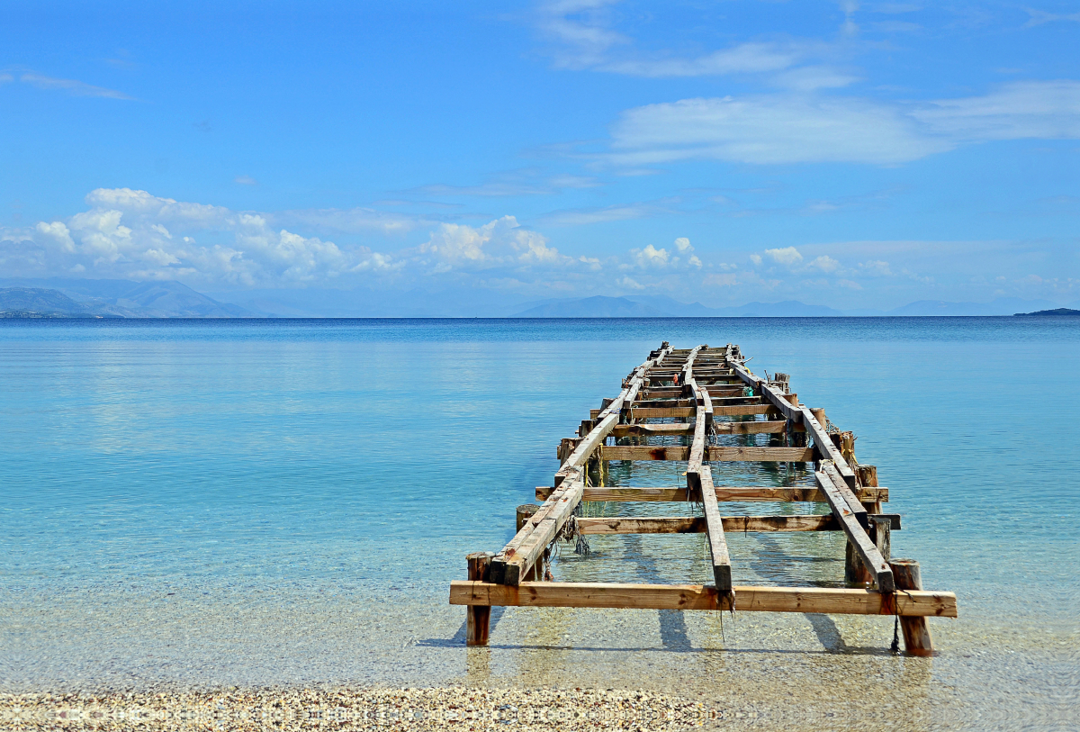 Holzsteg im Meer