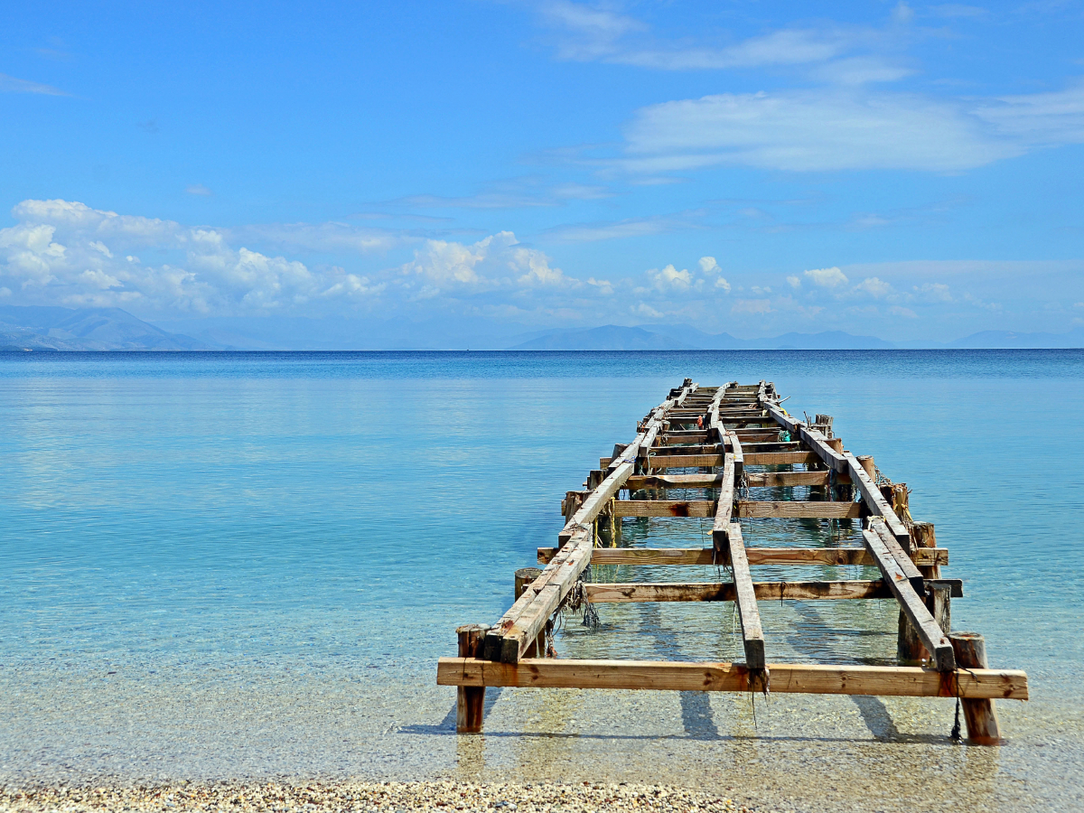 Holzsteg im Meer